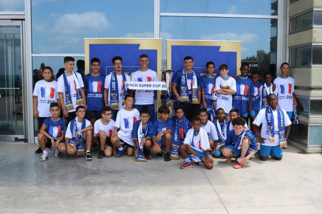 עידן ורד עם הילדים וגביע הסופרקאפ