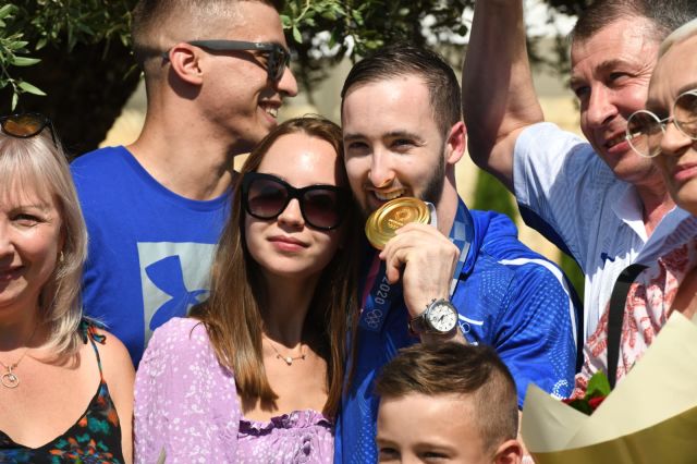 ארטיום דולגופיאט עם בת הזוג