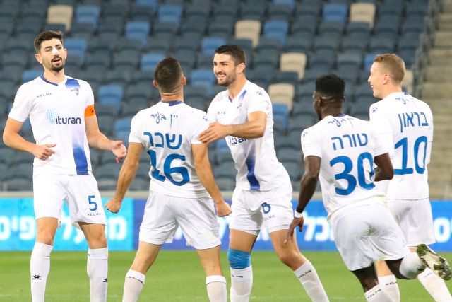 מוחמד שכר חוגג עם שחקני קריית שמונה