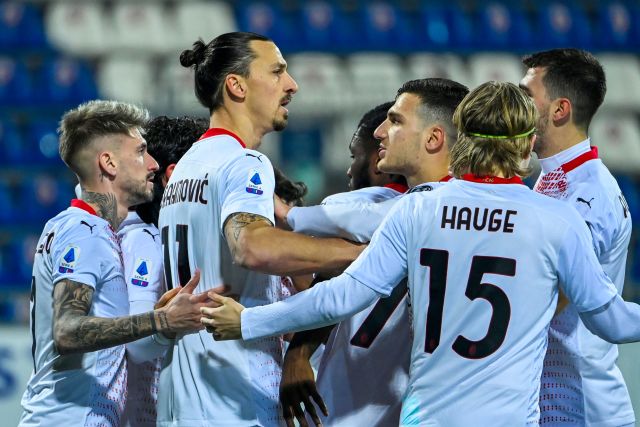 זלאטן איברהימוביץ' חוגג עם שחקני מילאן