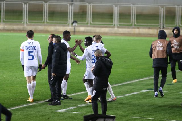 יוג'ין אנסה ושחקני קריית שמונה חוגגים