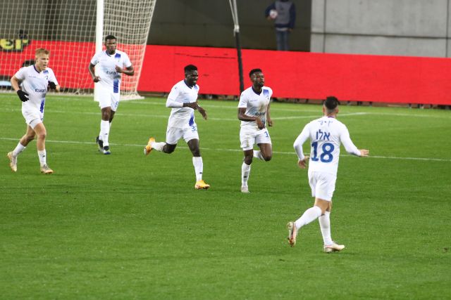 יוג'ין אנסה חוגג עם שחקני קריית שמונה