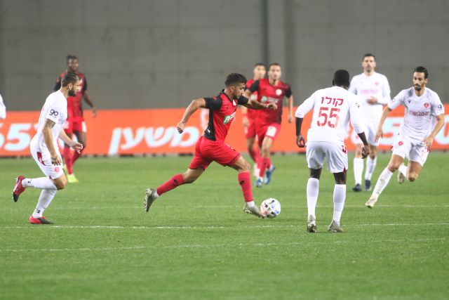 שובל גוזלן מוקף בשחקני הפועל תל אביב