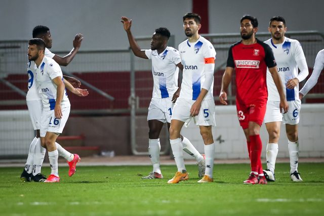 יוג'ין אנסה חוגג עם שחקני קריית שמונה