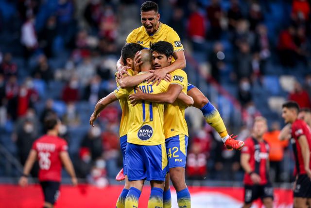 אילון אלמוג חוגג עם שחקני מכבי תל אביב