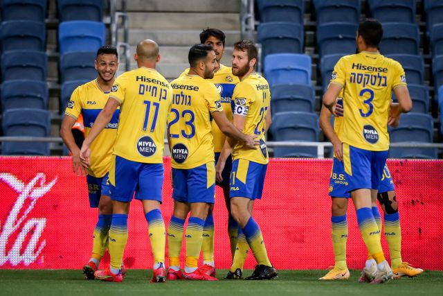 שחקני מכבי תל אביב חוגגים