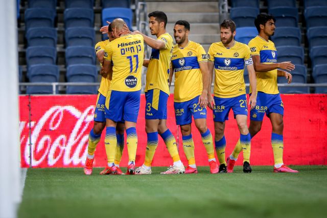 שחקני מכבי תל אביב חוגגים