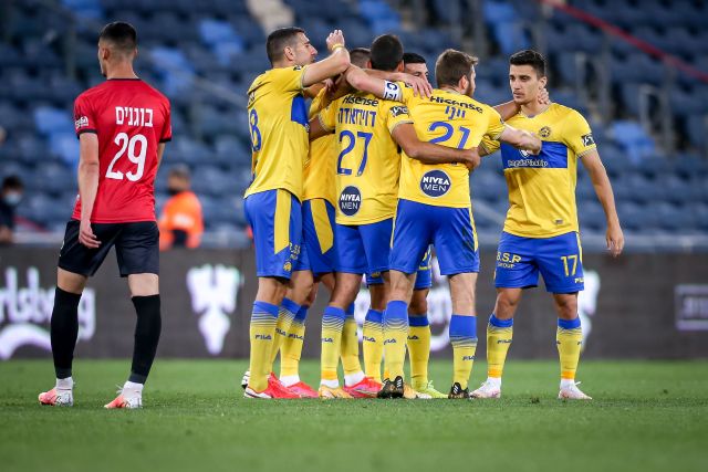 שחקני מכבי תל אביב חוגגים