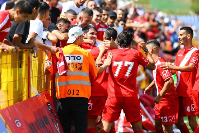 שחקני הפועל אדומים אשדוד חוגגים עליית ליגה