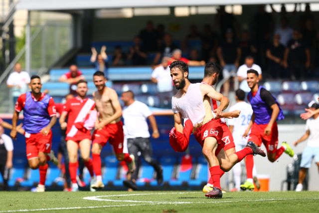 אוהד אדלשטיין חוגג שער היסטורי