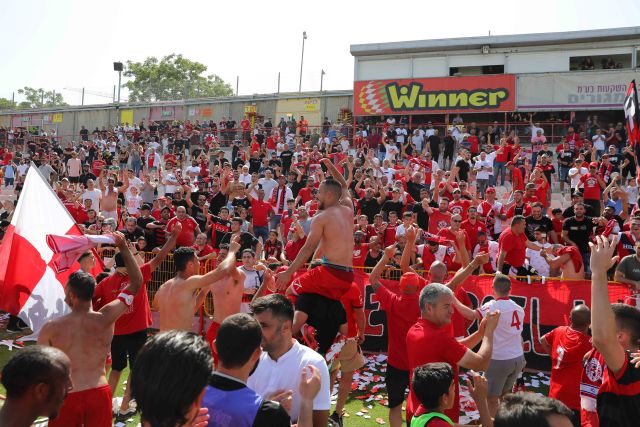 שחקני ואוהדי הפועל אדומים אשדוד חוגגים