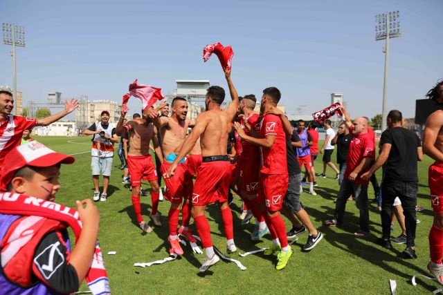 שחקני אדומים אשדוד חוגגים עם הקהל