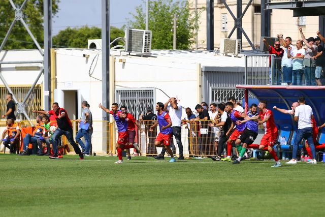 הספסל של אדומים אשדוד בטירוף לאחר שער הניצחון
