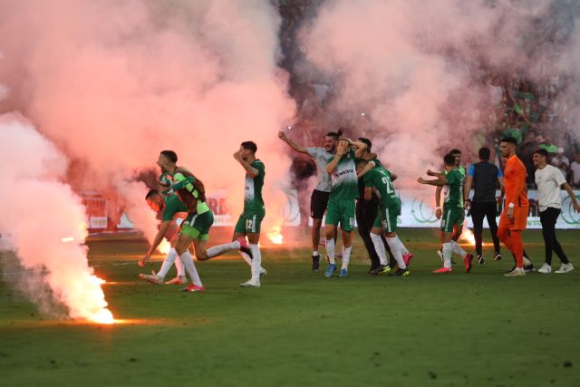 שחקני מכבי חיפה חוגגים