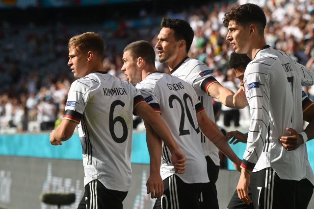 This image has an empty alt attribute; its file name is 1053948