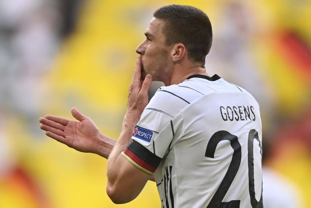 This image has an empty alt attribute; its file name is 1054000