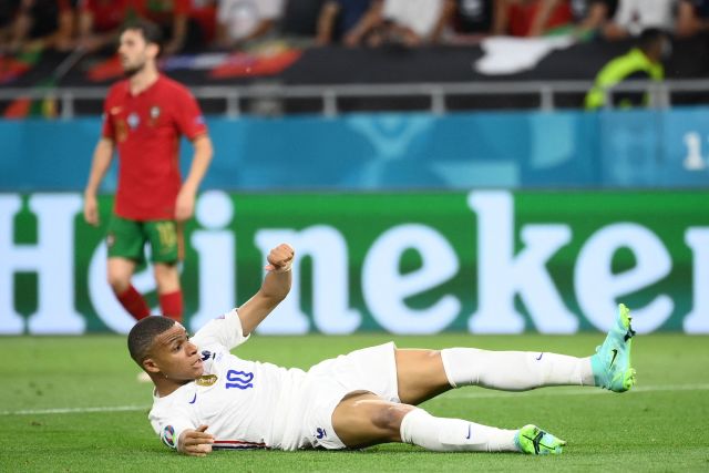 This image has an empty alt attribute; its file name is 1054912