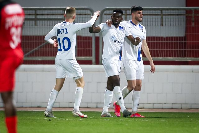 יוג'ין אנסה חוגג עם שחקני קריית שמונה