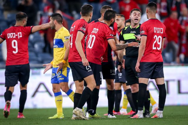 שחקני הפועל חיפה מקיפים את שלום בן אברהם