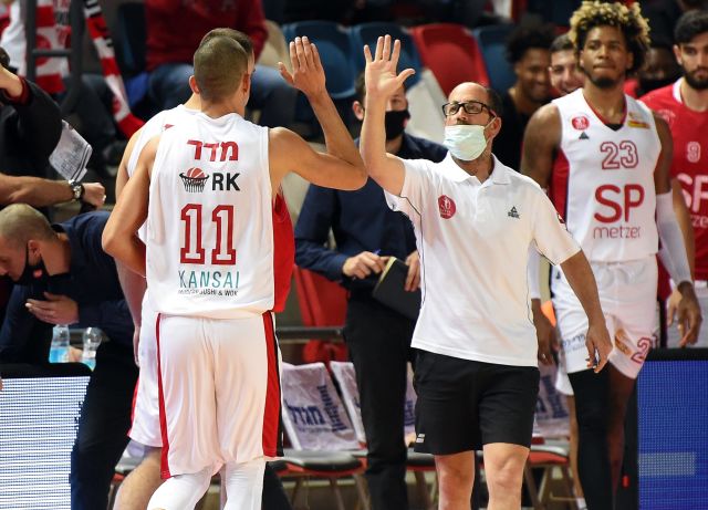 ים מדר חוגג עם אנשי הפועל תל אביב