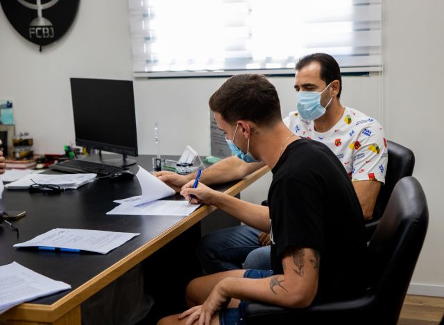 ירדן שועה חותם בבית"ר לצד דודו דהאן