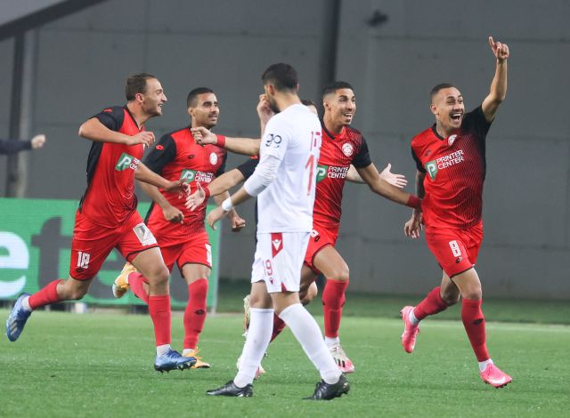 גבריאל מרמנטיני ושחקני הפועל חדרה חוגגים