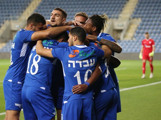שחקני מכבי פתח תקווה חוגגים