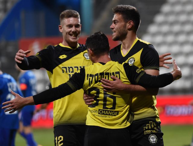 שחקני מכבי נתניה חוגגים