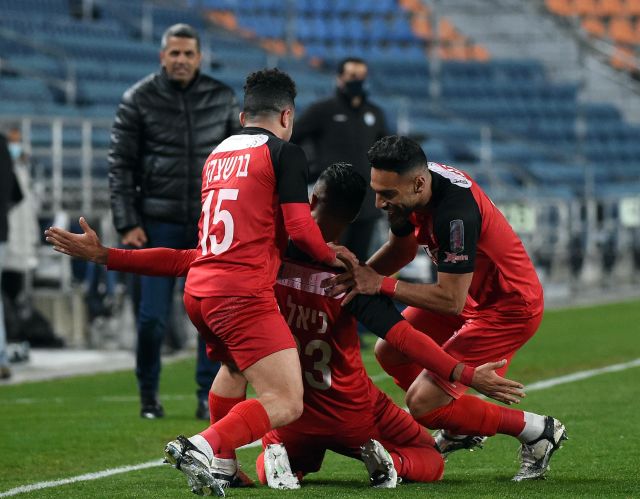 בירם כיאל חוגג עם שחקני בני סכנין