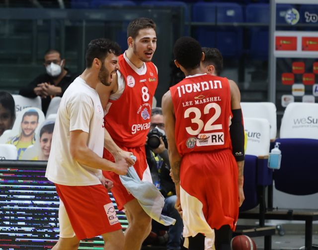 שחקני הפועל גלבוע/גליל חוגגים