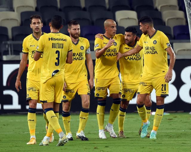 שחקני מכבי תל אביב חוגגים