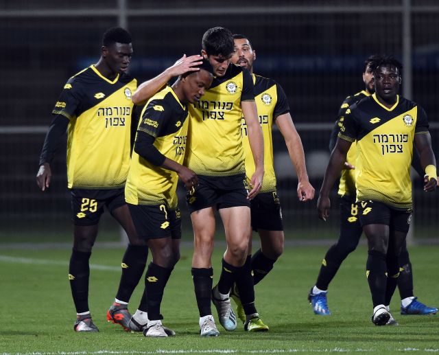 שחקני מכבי נתניה חוגגים