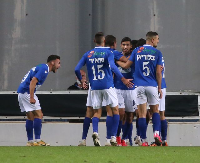 שחקני מכבי פתח תקווה חוגגים