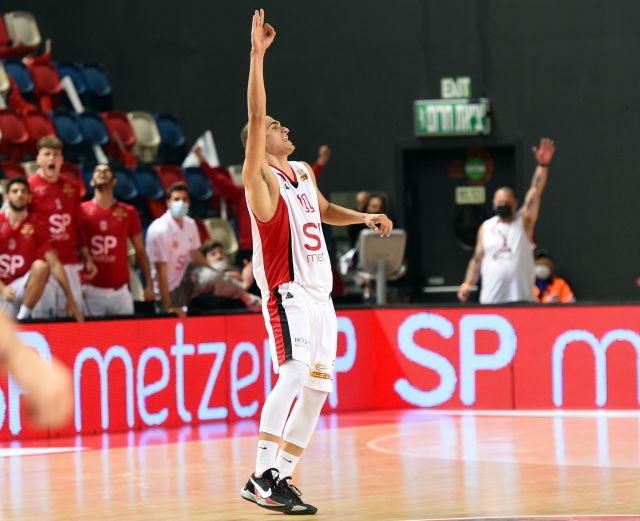 ים מדר חוגג