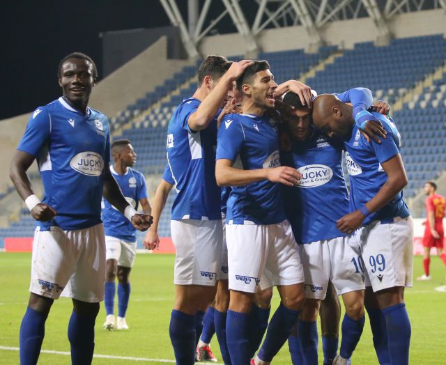 שחקני מכבי פתח תקווה חוגגים