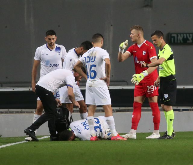 שחקני קריית שמונה מקיפים את דור אלו