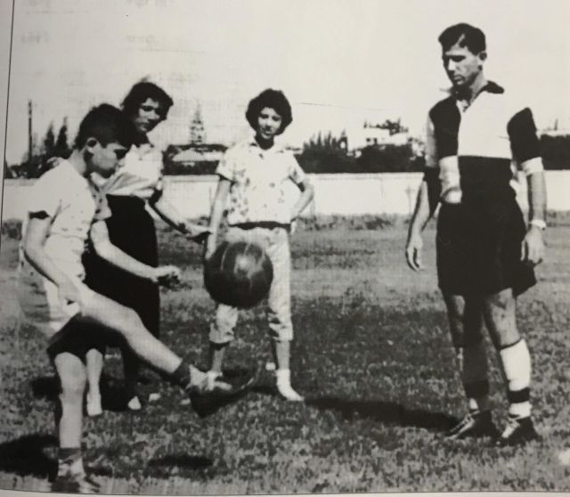 גיורא שפיגל, מקפיץ לעיני המשפחה כבר בגיל 10