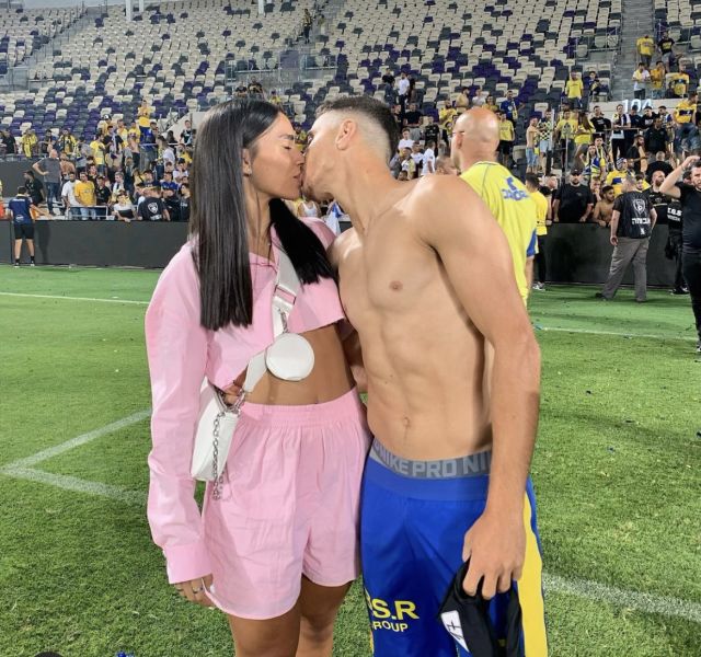 דן ושרית על כר הדשא בבלומפילד