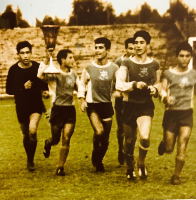גיורא שפיגל (שני מימין) עם גביע המדינה של מכבי ת"א ב-1964