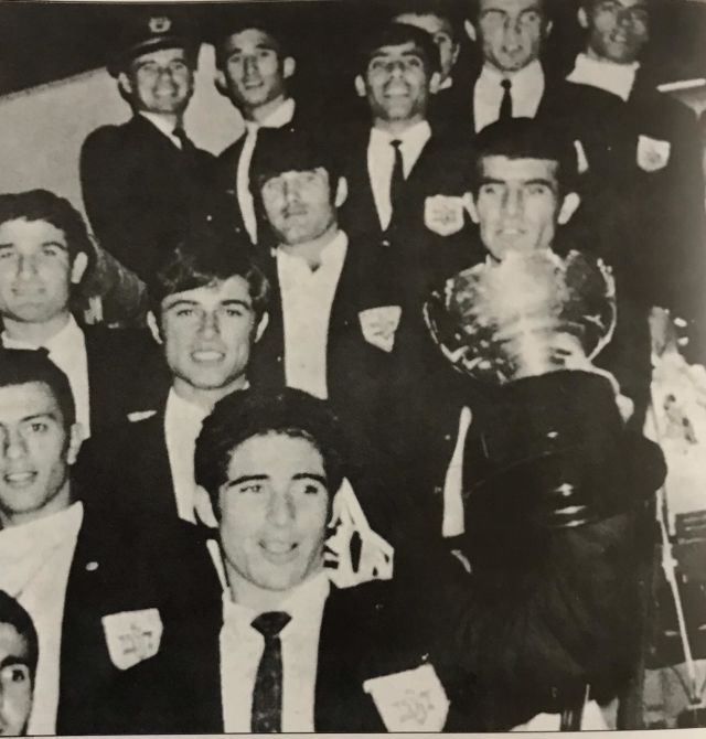 גיורא שפיגל עם גביע אסיה לקבוצות אלופות ב-1969