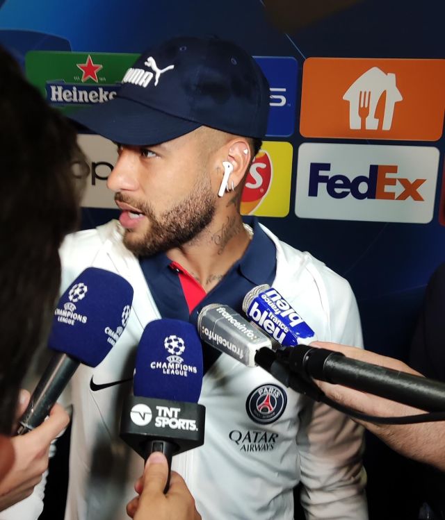 ניימאר עם התקשורת. היה קצת פחות סבלני מחבריו