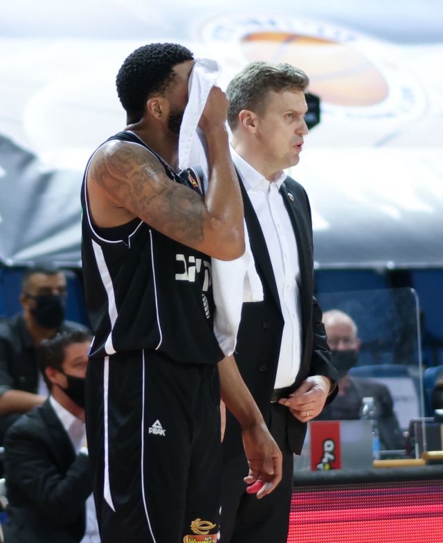 דאיניוס אדומייטיס, טיישון תומאס