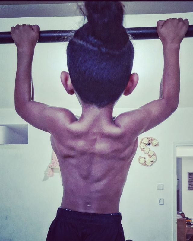 חזק בצורה יוצאת דופן ביחס לגילו. ג'וני