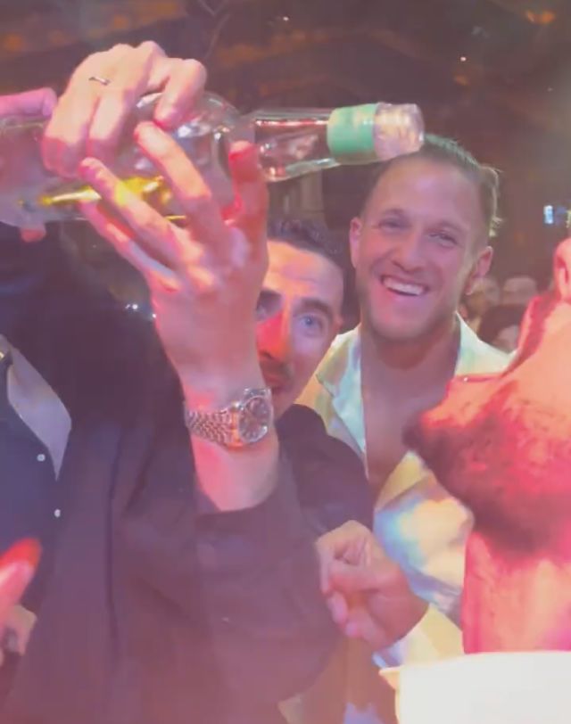 דולב חזיזה משקה את יובל אשכנזי