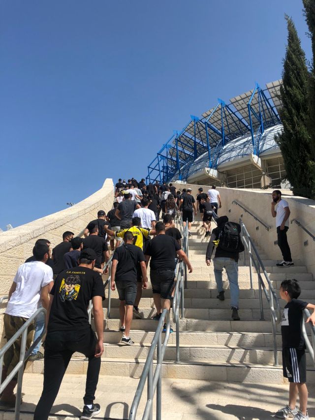 אוהדי בית"ר מוחים מחוץ לטדי