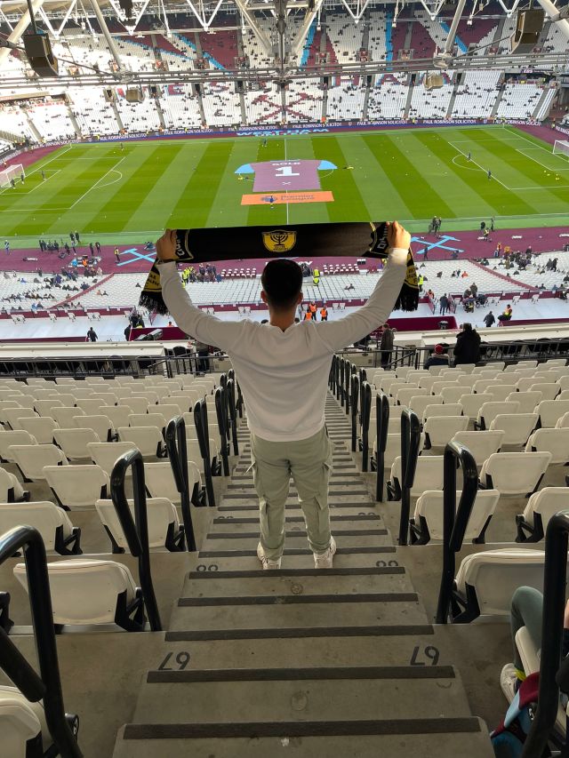 דינו לפני המשחק בלונדון