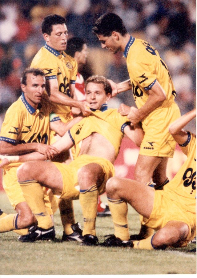 אלי דריקס חוגג עם שחקני מכבי ת"א