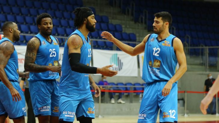 רפי מנקו ושחקני הפועל אילת