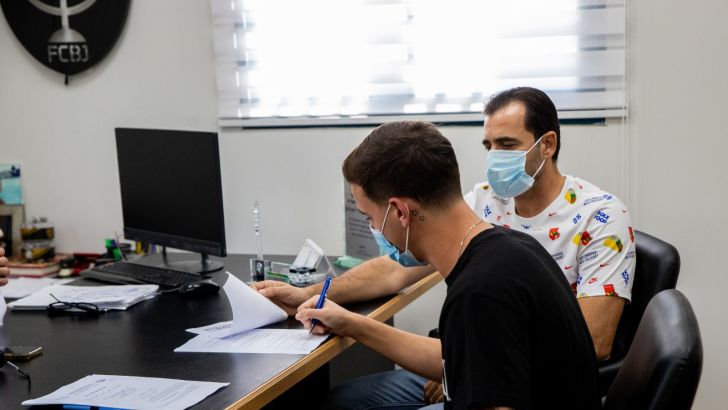 ירדן שועה חותם בבית"ר לצד דודו דהאן