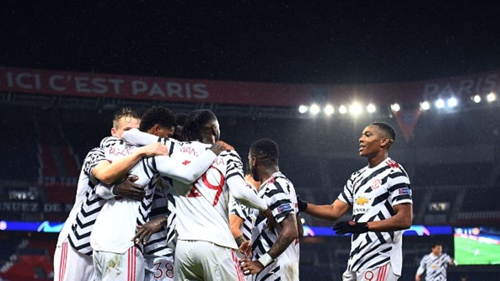 שחקני מנצ'סטר יונייטד חוגגים בפריז